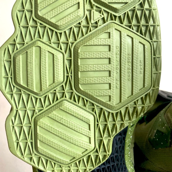 Nike LeBron 13 - Picture 2 of 6